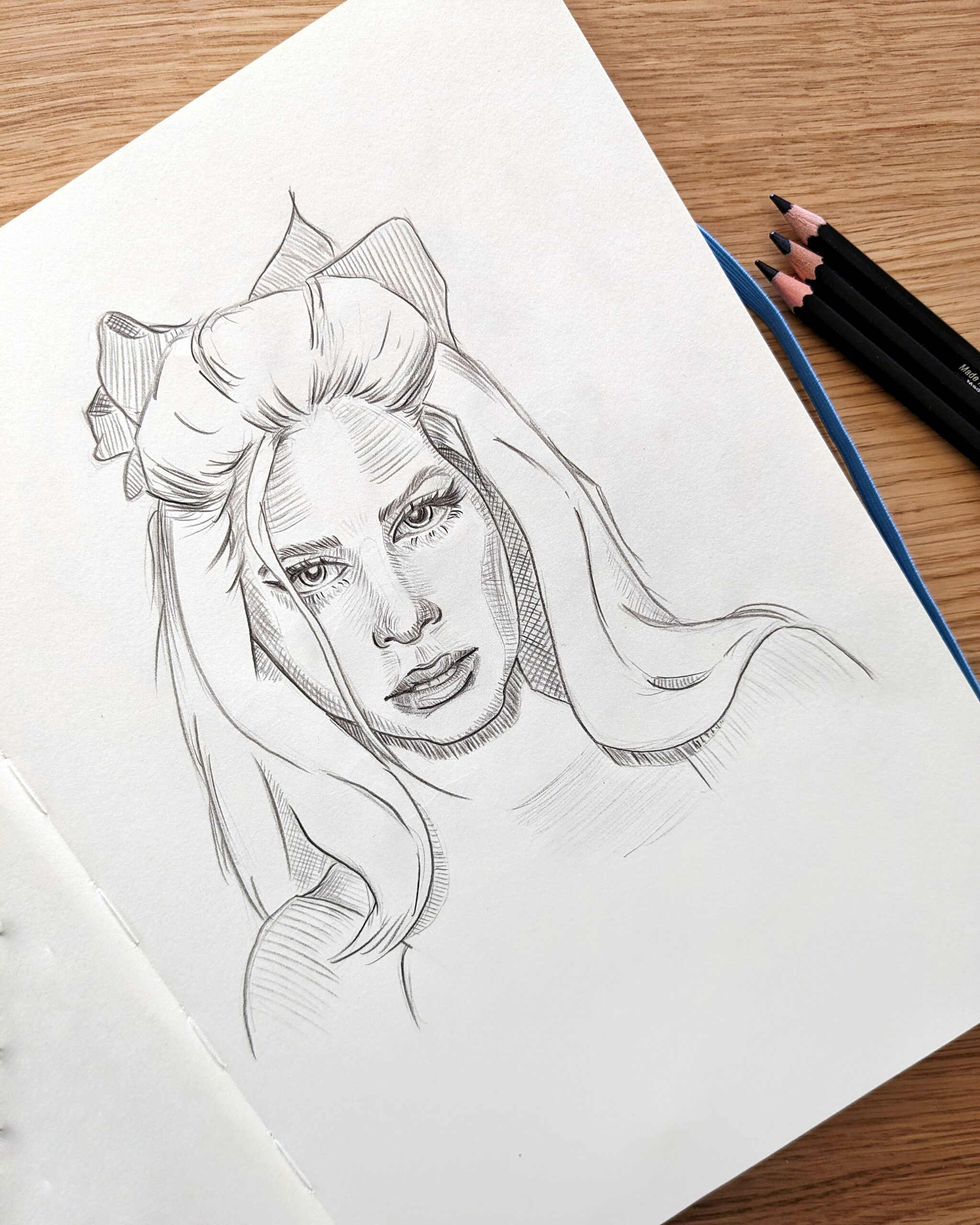 Handgemaakte portrettekening van Lana del Rey met grafietpotlood.